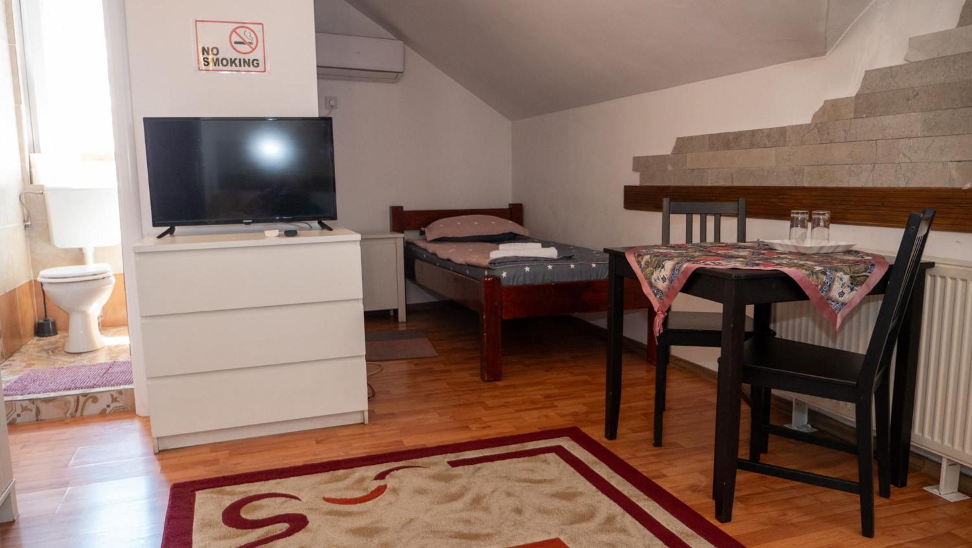 Twin Room,1693309683:JPEG